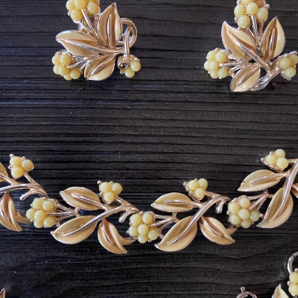 Vintage Floral Jewelry Set in Yellow and Gold tones - Picture 2 of 6